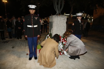 Laying the wreath from the Daughters of the American Revolution España Chapter